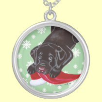 チョコレートラブラドルの子犬及びサンタの帽子のクリスマス ネックレス
