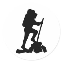 ハイカーのシルエットの紋章のグラフィック・デザインのハイカー