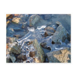 凍結する河岸、氷、石、砂、水の詳細。