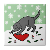 幸せで黒い実験室のクリスマスの漫画の雪片 タイル