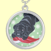 黒いラブラドルの子犬及びサンタの帽子のクリスマス ネックレス