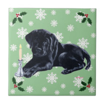 黒いラブラドル・レトリーバー犬のクリスマスの雪片 タイル
