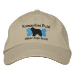 Komondorsの規則によって刺繍される帽子