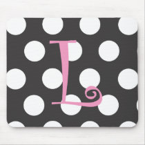 Mousepadの点を打たれた黒い淡いピンクの頭文字"L "