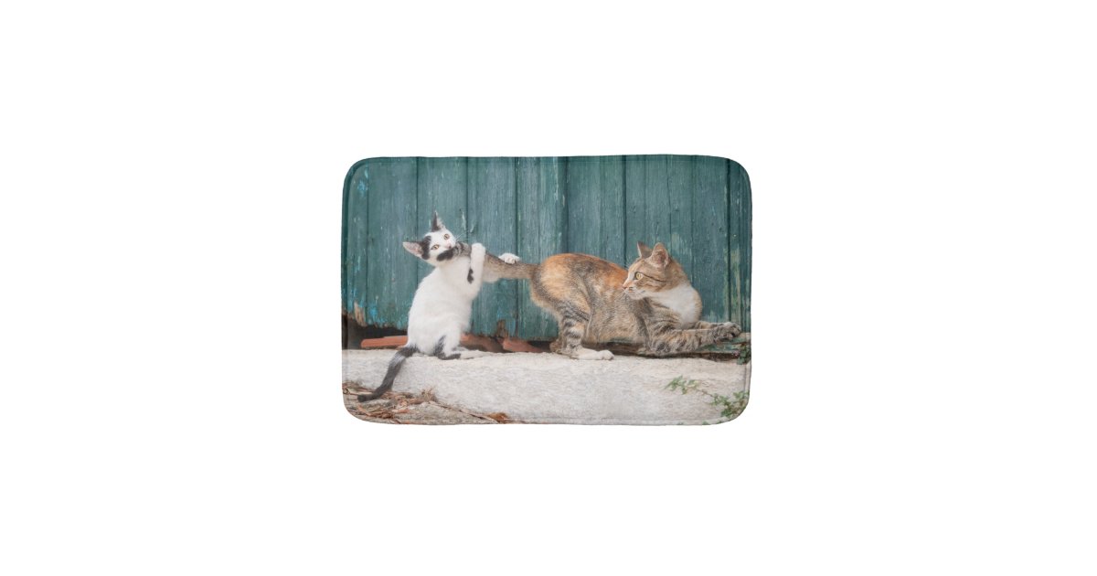 おかあさんのしっぽを追いかけおもしろいるかわいい子猫 バスマット Zazzle Co Jp おかあさんのしっぽを追いかけおもしろいるかわいい子猫 バスマット Zazzle Co Jp