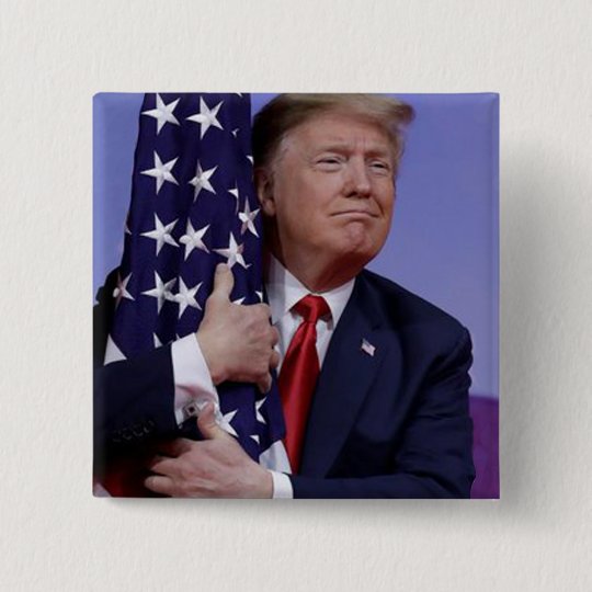 アメリカ国旗を抱きしめるトランプ大統領 缶バッジ Zazzle Co Jp