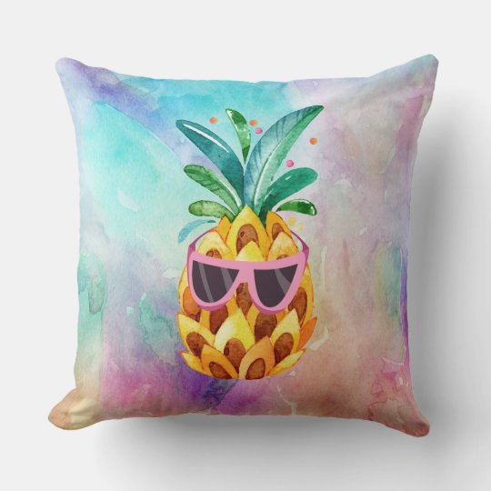 カラフルな水彩画の背景のかわいいパイナップル クッション Zazzle Co Jp