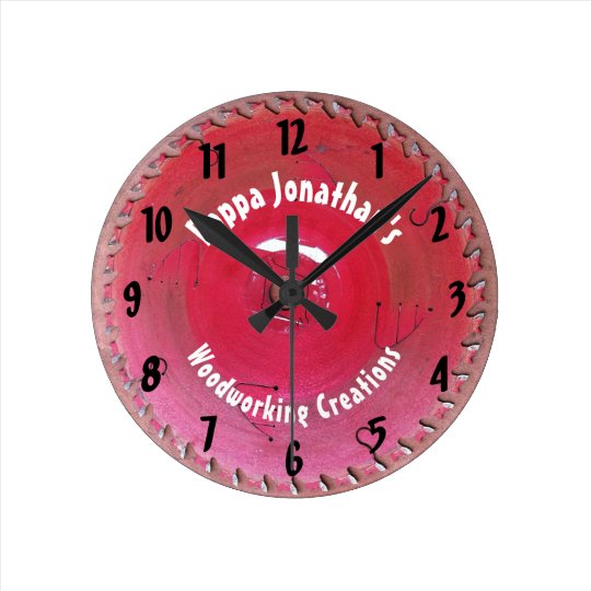 ハンディマン木工赤鋸刃名前をカスタムする ラウンド壁時計 Zazzle Co Jp