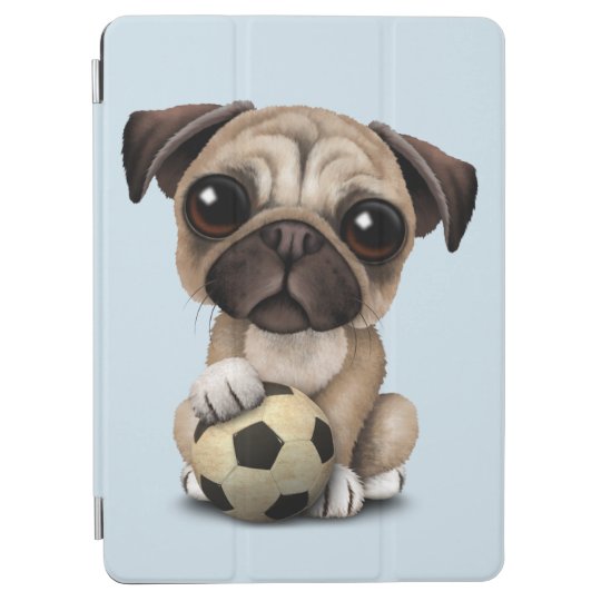 フットボールのサッカーボールを持つかわいいパグの小犬 Ipad Air カバー Zazzle Co Jp