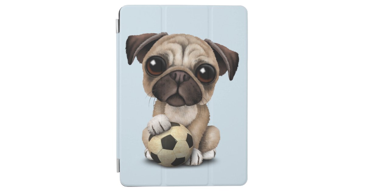 フットボールのサッカーボールを持つかわいいパグの小犬 Ipad Air カバー Zazzle Co Jp