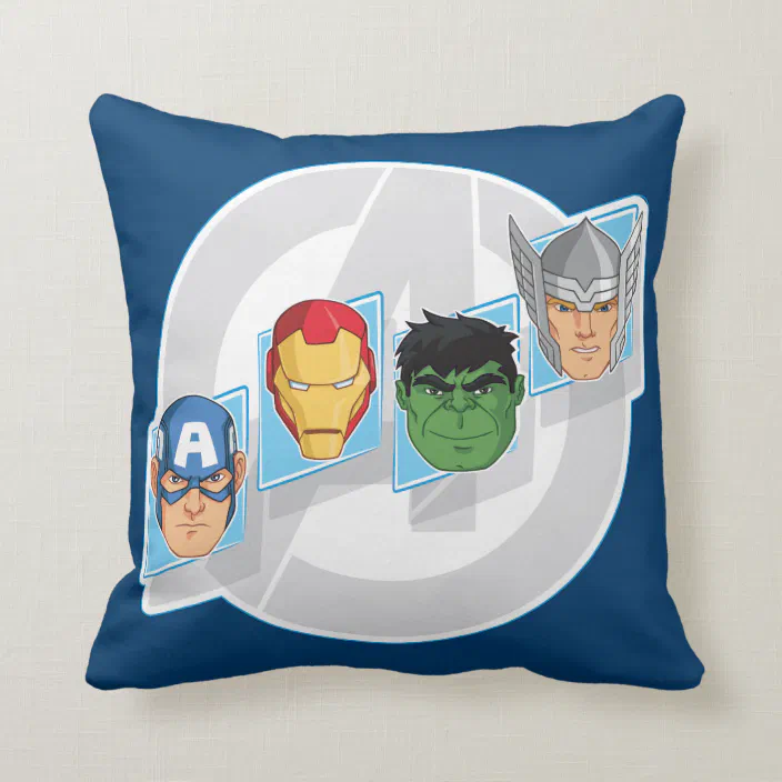 ロゴ上のavengersキャラクター顔 クッション Zazzle Co Jp