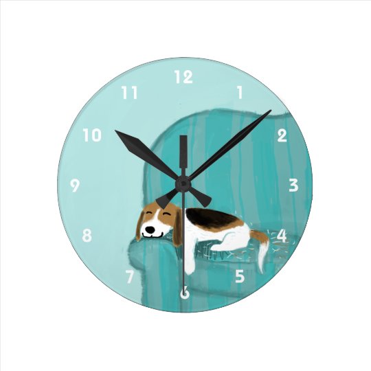 幸せなソファのビーグル犬 かわいい小犬のデザイン ラウンド壁時計 Zazzle Co Jp