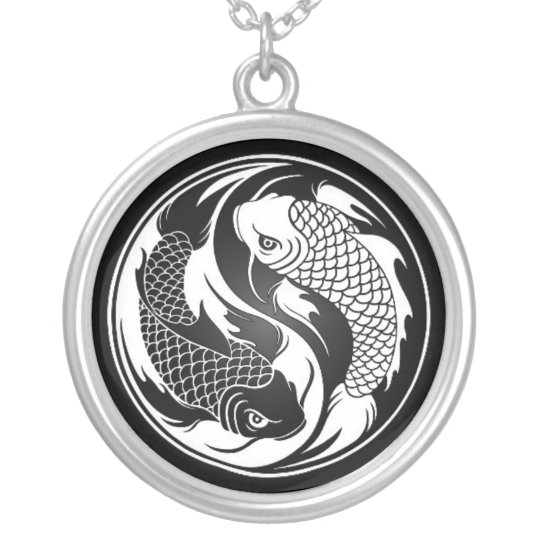 白くおよび黒い陰陽のコイの魚 シルバープレートネックレス