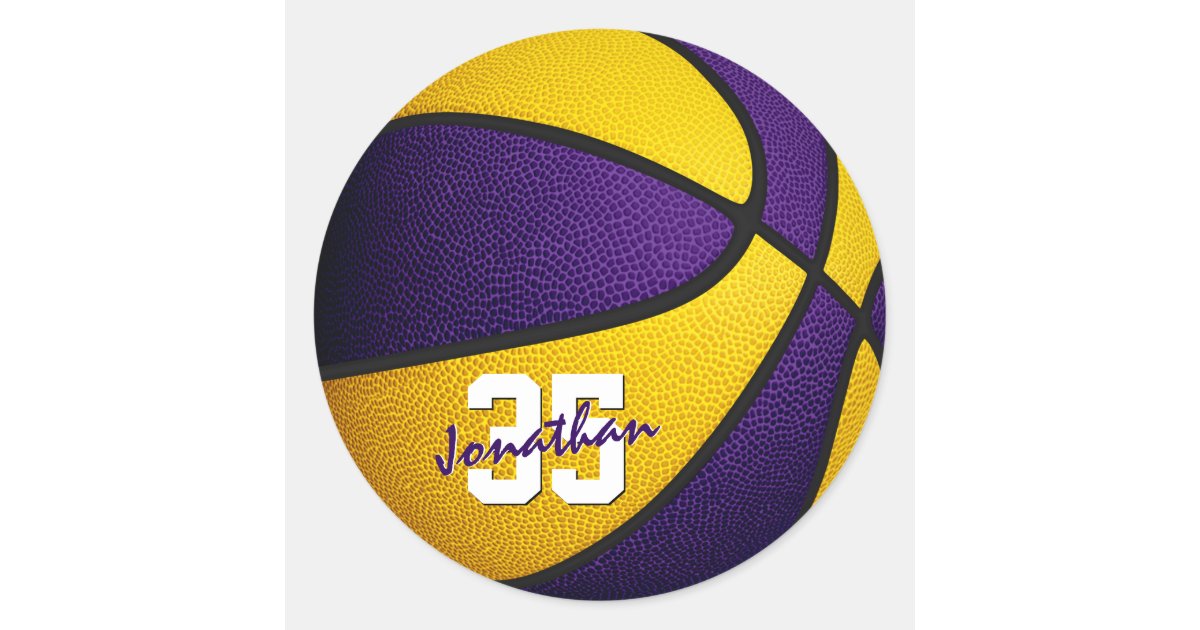 紫色の金ゴールドチームの男子バスケットボール ラウンドシール | Zazzle.co.jp