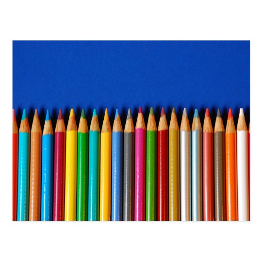 青い背景のカラフルな鉛筆のクレヨン ポストカード Zazzle Co Jp