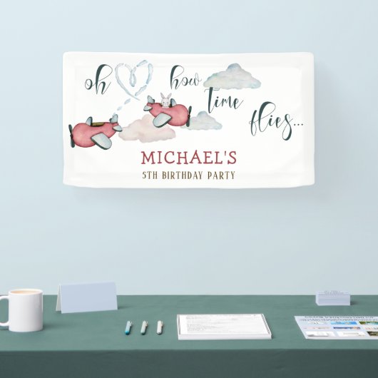 ああ時間が飛ぶレトロな飛行機男の子の誕生日 横断幕 (トレードショー)