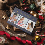 ああ聖なる夜の宗教的3つの写真家族 シーズンカード<br><div class="desc">ネイビーブルーと金ゴールド"ああ聖なる夜"デザインにあなたの家族からの美しい3写真クリスマスホリデーカード。年カスタマイズ中の写真をお気に入りの3枚お持ちの挨拶と家族の名前。このクリスマスカードは、背中に調整された青い星空のデザインに反転する。</div>