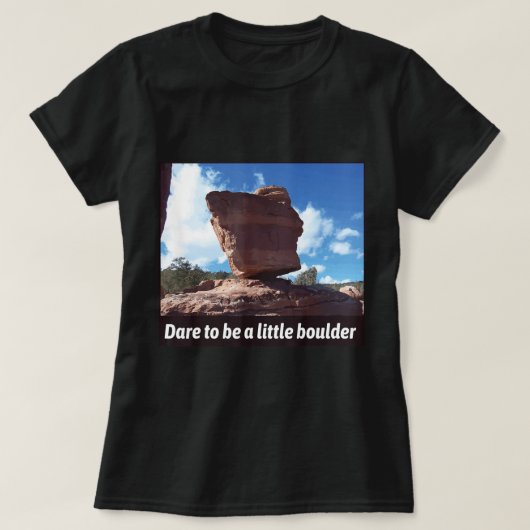 あえて小さな大きい石ロック登山 Tシャツ (デザイン正面)