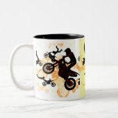 あえて飛ぶ – Motocross Stunts ツートーンマグカップ (左)