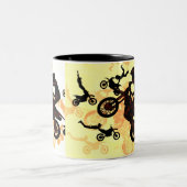 あえて飛ぶ – Motocross Stunts ツートーンマグカップ (中央)