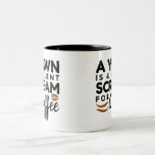 あくびはコーヒー・マグのための静かな叫びです ツートーンマグカップ (中央)