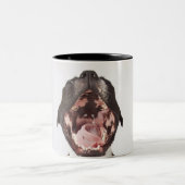 あくびをするボクサー犬のポートレート ツートーンマグカップ (中央)