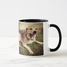 あくびをする犬のマグ マグカップ