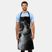 あくびをする雌ライオンのグレースケール写真 エプロン (着用した状態)