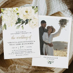 あじさい白バラの庭の緑の結婚写真 招待状<br><div class="desc">デジタルとプリントの両方で提供されている – -デザインは、あなたが自分自身の写真に変更することができる背面のデモカップルを備えている。デザインは白いエレガントアジサイやバラの水の色の要素を備えている。フローラは、緑、ユーカリ、その他の植物の葉の上に白、アイボリー、シャンパンなどのニュートラルな色の混合された色合いでもある。このページのコレクションリンクから、またはリンクをコピーまたは貼り付けて、このデザイン内の一致する製品を表示する: https://www.zazzle.com/collections/hydrangea_white_gold_floral_wedding_invitations-119449162188561850</div>