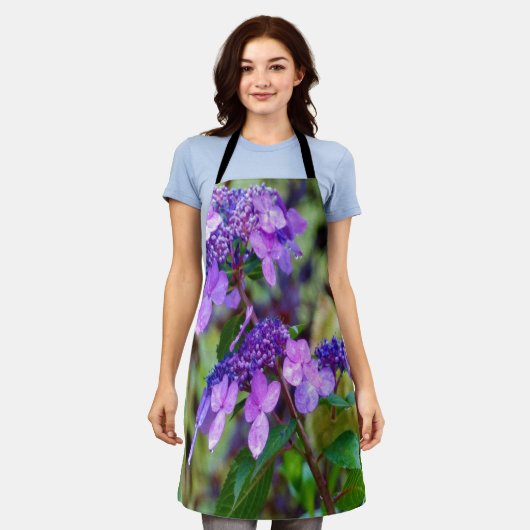 あじさい花を叫ぶ紫色のひねり エプロン (着用した状態)