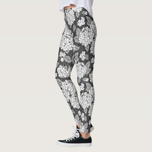 あじさい花。白黒の花柄 レギンス (左)