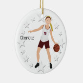 あずき色および白のブロンドのバスケットボールの女の子 セラミックオーナメント (右)