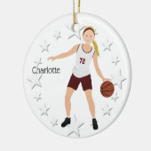 あずき色および白のブロンドのバスケットボールの女の子 セラミックオーナメント (左)