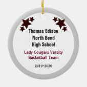 あずき色および白のブロンドのバスケットボールの女の子 セラミックオーナメント (裏面)