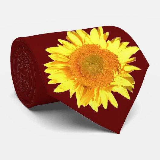 あずき色に表示される黄色いヒマワリ ネクタイ (ロール)