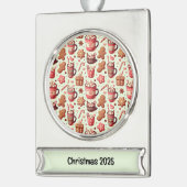 あたたかなクリスマスのココアとジンジャーブレッドのパターン シルバープレートバナーオーナメント (左)