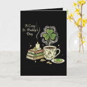 あたたかなセントパトリックデーのアイリッシュコーヒーとヴィンテージの本 カード (黄色い花)
