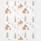 あたたかな冬の森の動物たちを描いたフォークアート風クリスマス フリースブランケット (正面)