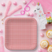 あたたかな赤のチェック柄のクリスマス キャビン リアルな印象 ペーパープレート (パーティー)