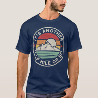 「あと500メートルってホント？」面白いハイキングキャンプグッズ ビンテージ風 Tシャツ