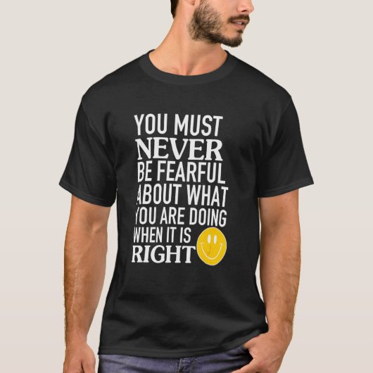 あなたがやっていることに不安を感じるな Tシャツ (正面)