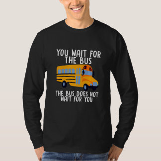 あなたがバスを待つ。バスはあなたを待たない。 Tシャツ