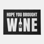 あなたがワインモノグラム年のブラックワインを持ってカスタム来ることを願う ドアマット (正面)