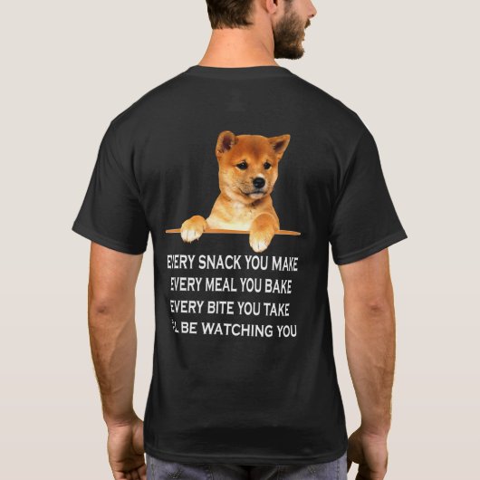 あなたが作るおやつをずっと監視します かわいい犬スローガン Tシャツ (裏面)