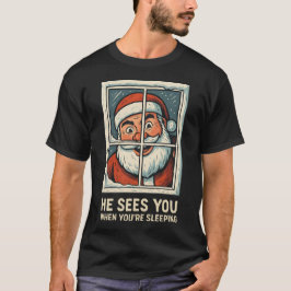 あなたが寝ている時、サンタはあなたを見ている – クリスマスの面白グッズ Tシャツ