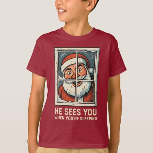 あなたが寝ている時、サンタは見ている – クリスマスの面白グッズ Tシャツ (正面)
