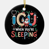 あなたが寝ている間に面白いICU看護師クリスマス セラミックオーナメント (正面)