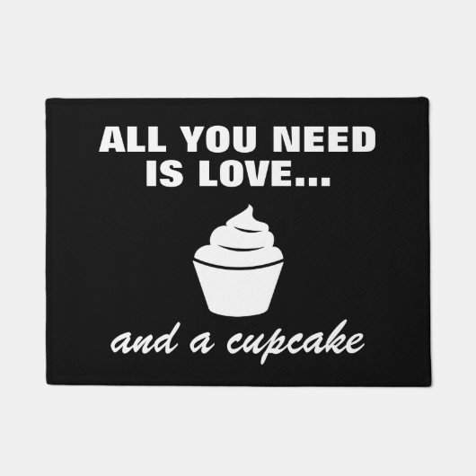 あなたが必要とするのは愛およびカップケーキのおもしろいな玄関マットだけです ドアマット (正面)