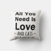 あなたが必要とするのは愛…および猫だけです。  猫の多く クッション (裏面)