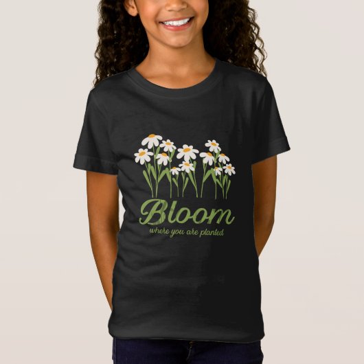 あなたが植えられた場所で花を咲かせましょう - デイジー フラワー 引用 D Tシャツ (正面)